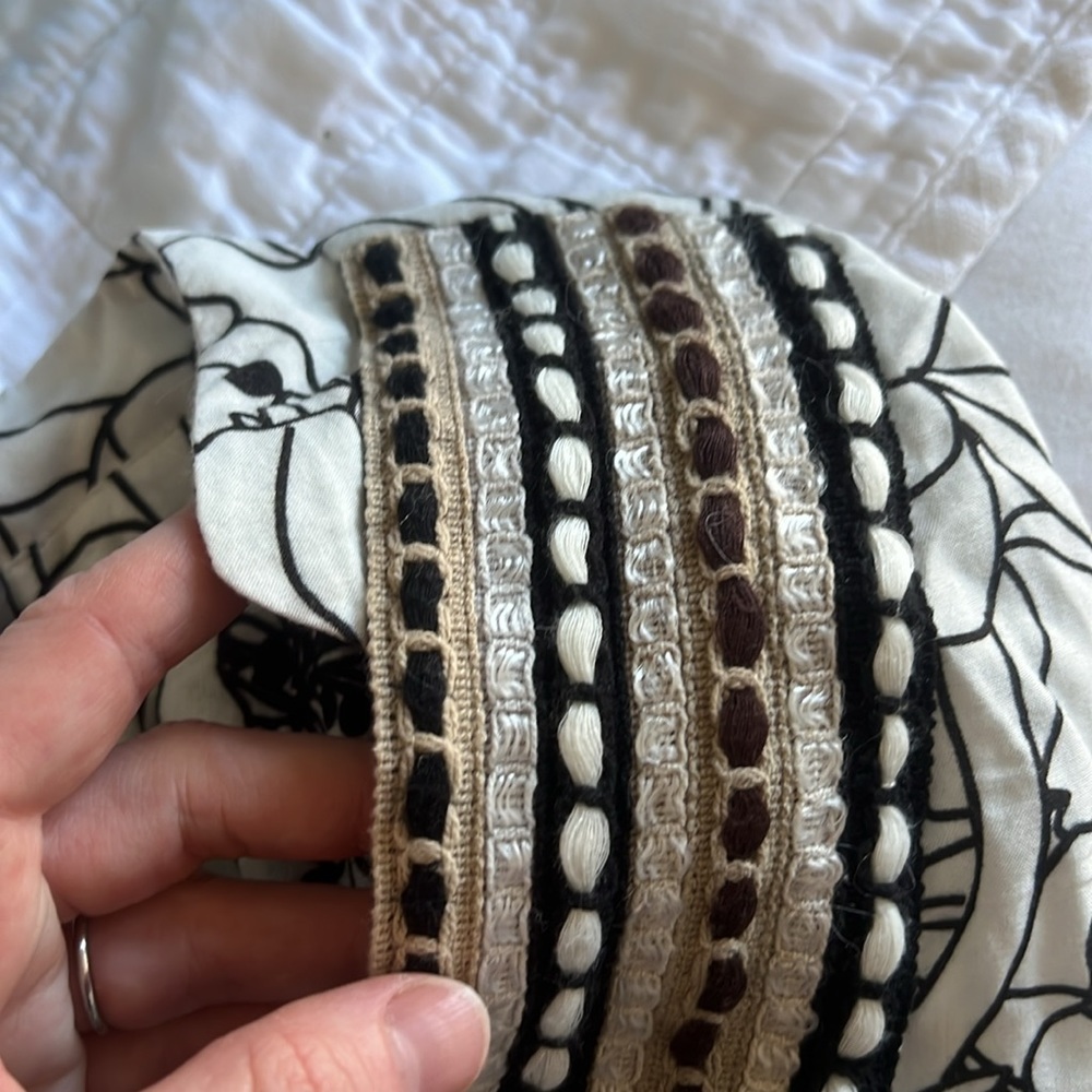 Black and white floral, top hand embroidered - Picture 5 of 6